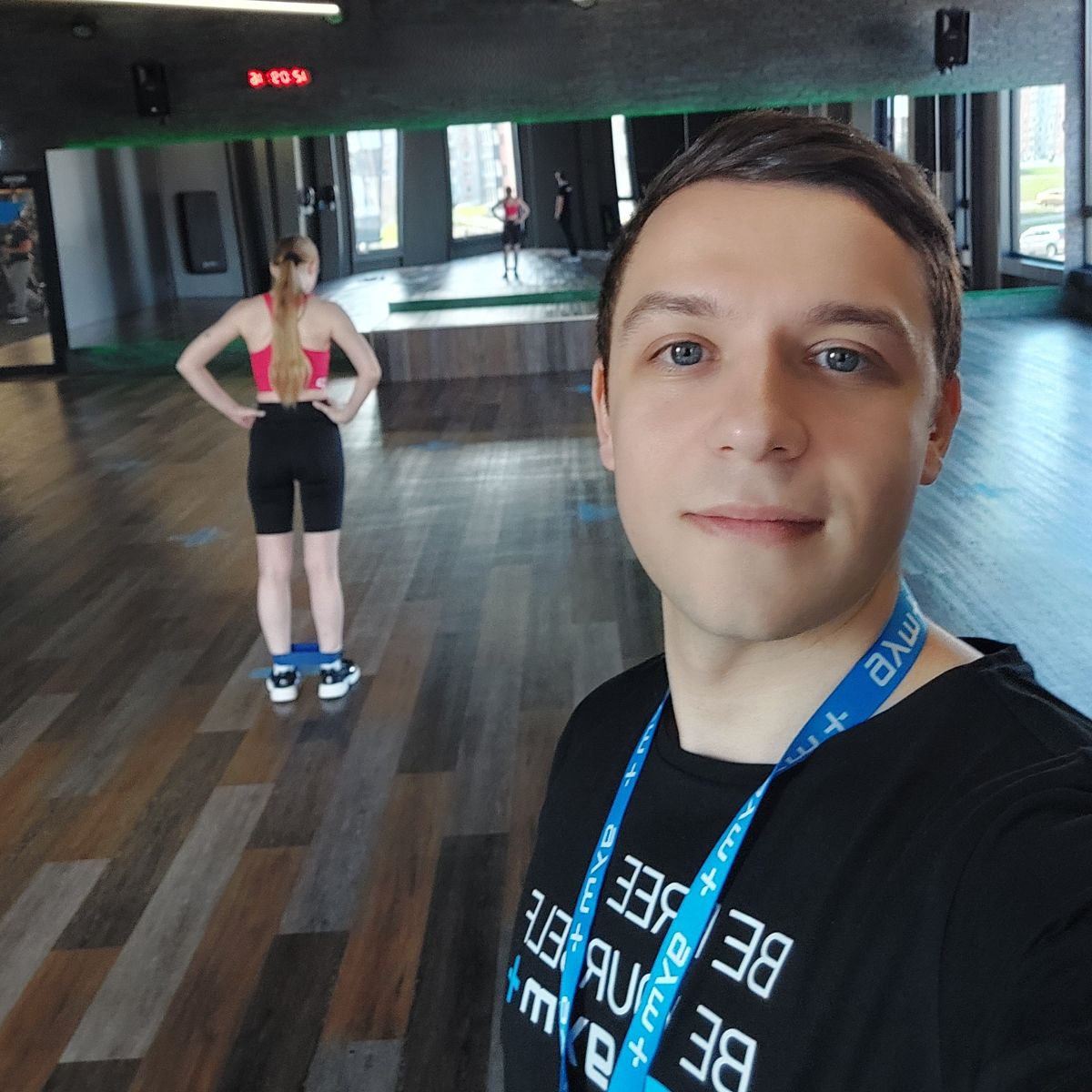 Aurimas treniruoja klientę sporto salėje